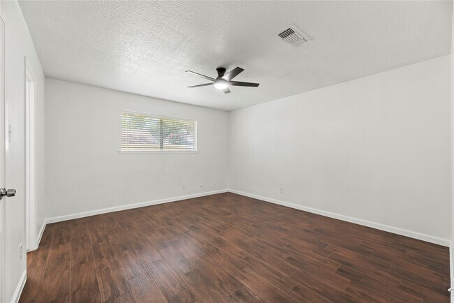 Building Photo - 15362 Meadow Village Dr