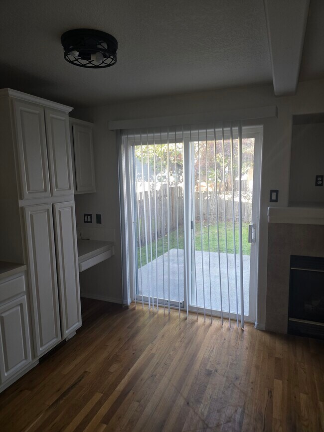 Building Photo - 222 W Hereford St