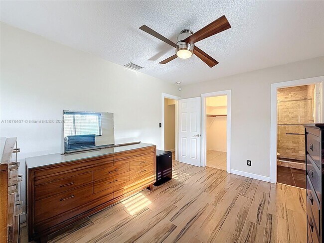 Building Photo - 1532 NE 39th St