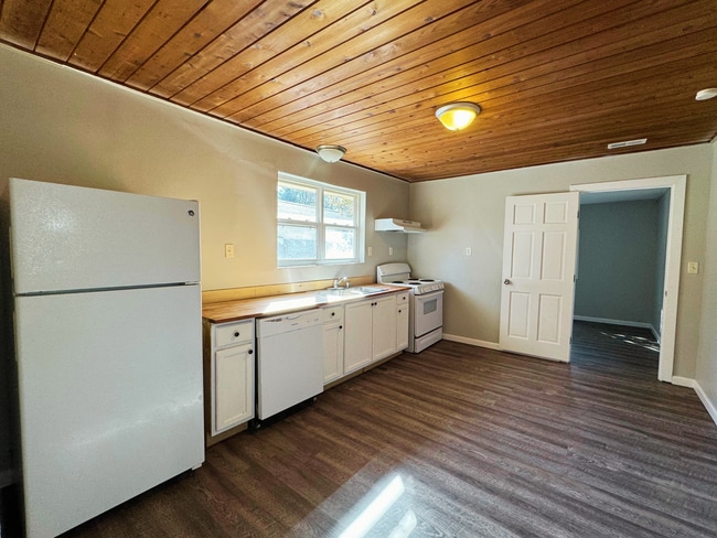 Building Photo - 3 Bedroom East Ridge House