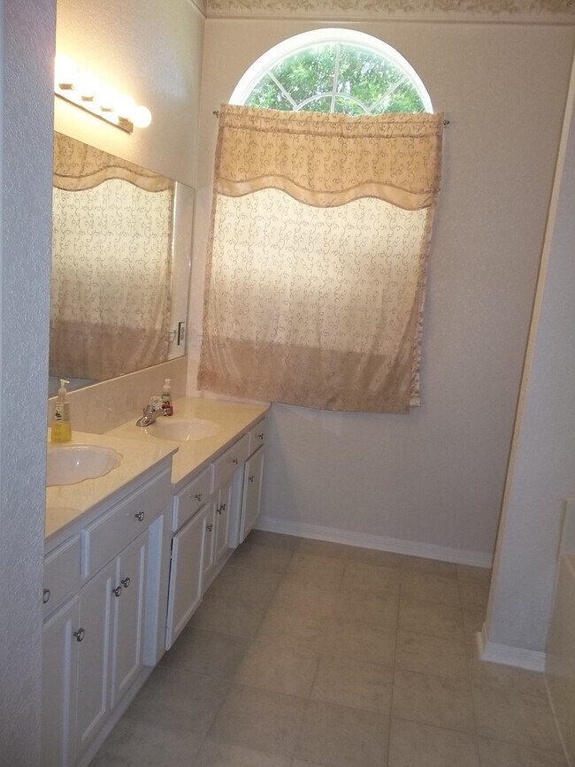 Building Photo - 4 BEDROOM, CONVENIENT LOCATION