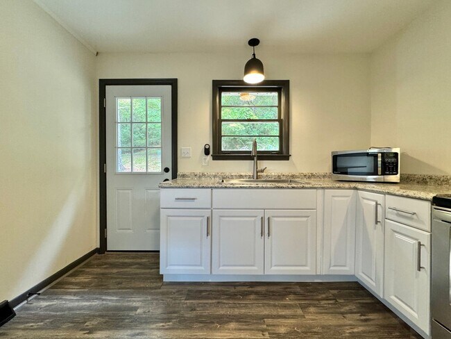 Building Photo - Peaceful Country Living on 1+ Acres Just Minutes from Downtown Franklin