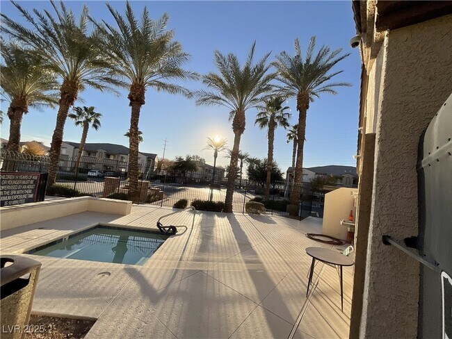 Building Photo - 3400 Cabana Dr