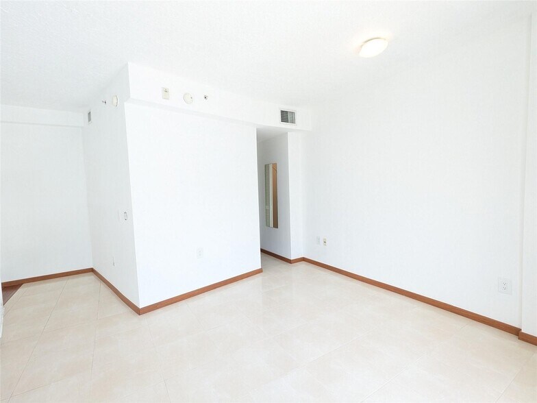 Building Photo - 1528 Brickell Ave