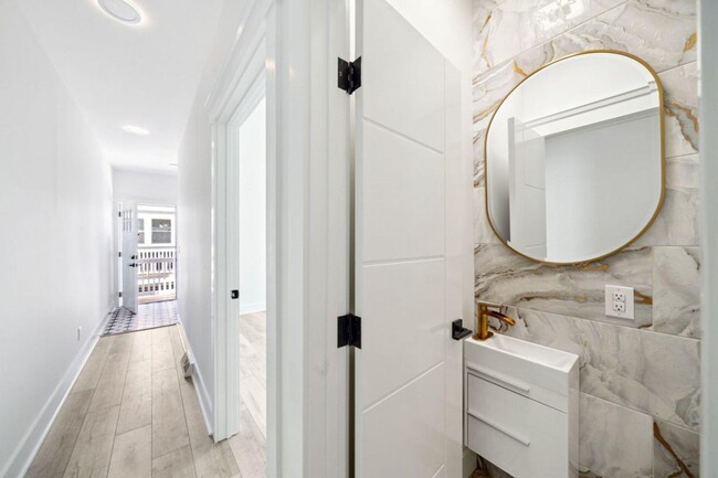 Building Photo - Tastefully Renovated Downtown Charleston Home