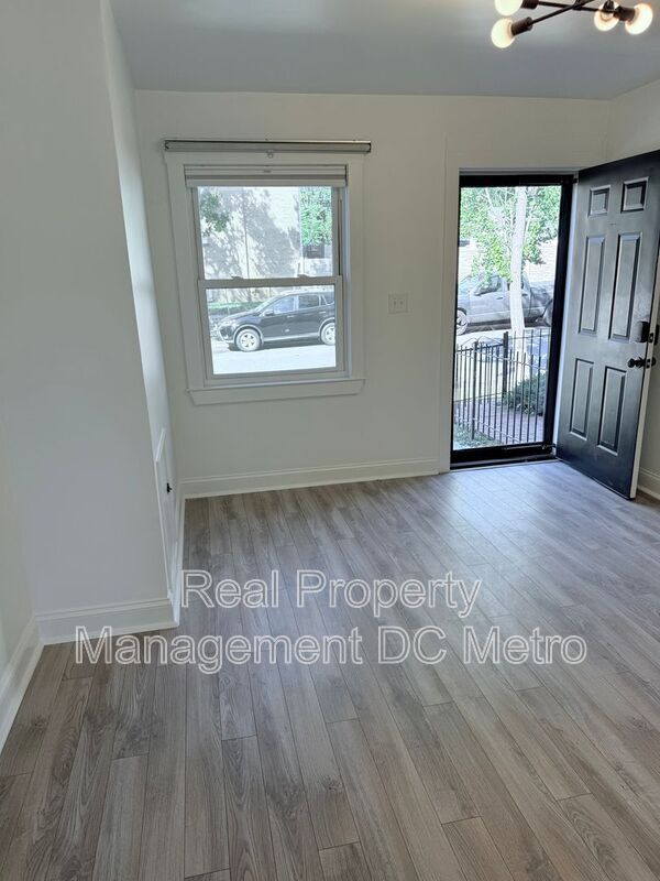 Building Photo - 1447 Holbrook St NE