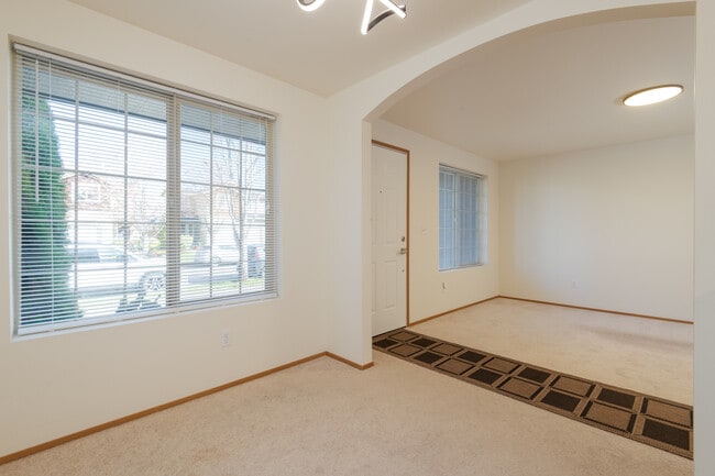 Building Photo - 2732 Hidden Springs Loop SE