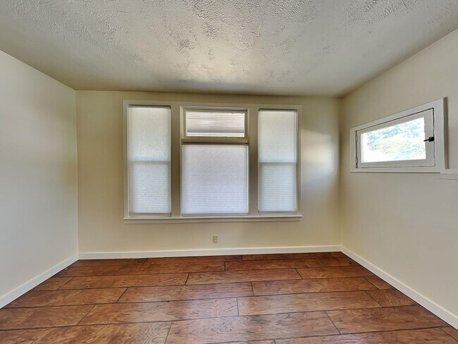 Building Photo - **Coming Soon** 5 Bedroom House Near Gonzaga