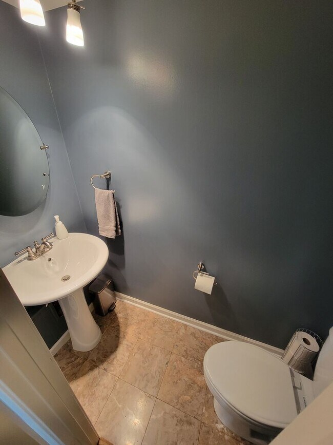 Building Photo - 2 Bed, 2.5 Bath Condo Available in Greenville