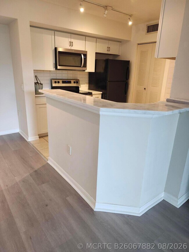 Building Photo - 706 Villa Cir