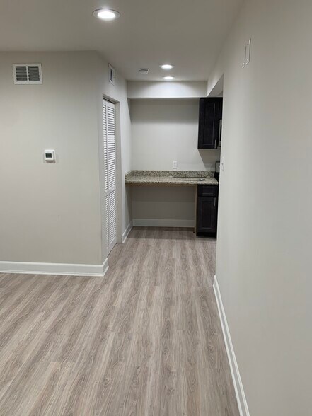 Building Photo - 281 Oak Dr