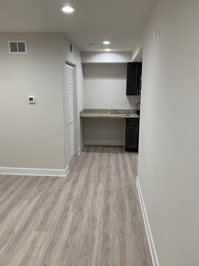 Building Photo - 281 Oak Dr