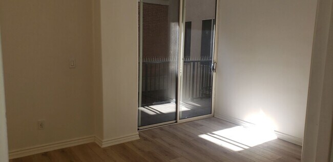 Building Photo - Awesome 1 Bedroom 1 bath unit Downtown LA