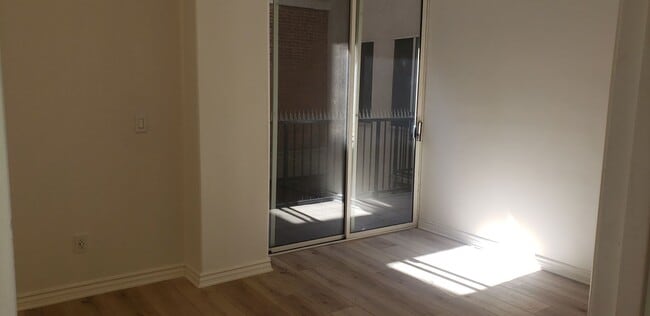 Building Photo - Awesome 2 Bedroom 1 bath unit Downtown LA