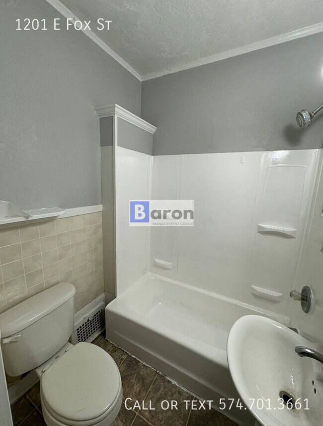 Building Photo - 1201 E Fox St