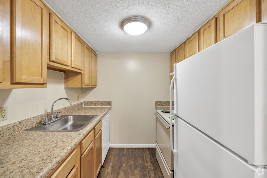 1BR, 1BA - 750SF - Emerald - Kitchen - Diamond Springs Apartments