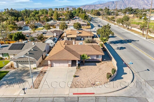 Building Photo - Single-Story 3 Bed with Covered Patio & Gated Yard