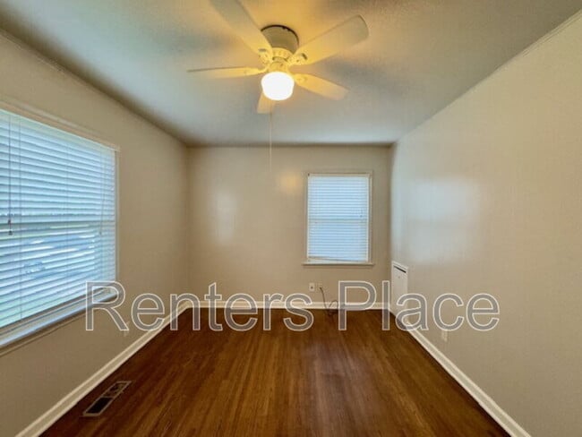 Building Photo - 208 E 45th Pl