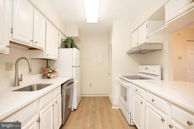 Building Photo - 1808 Old Meadow Rd