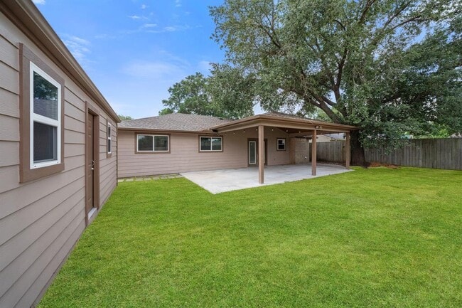 Building Photo - 13834 Fleur De Lis Blvd