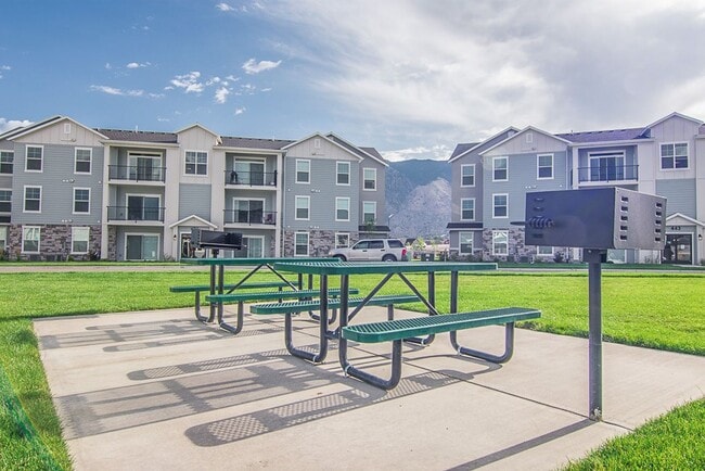 Building Photo - 600 W 400 S