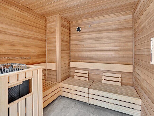 Building Photo - 700 NE 26th Terrace