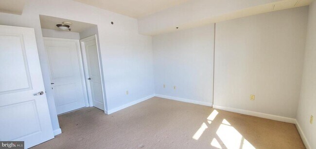 Building Photo - 5750 Bou Ave