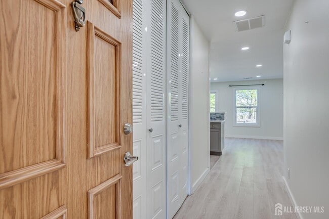 Building Photo - 6 Woodbury Rd