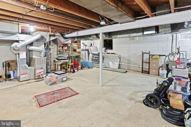 Building Photo - 10 Boulder Brook Dr