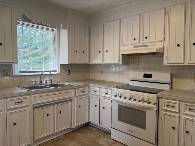 Building Photo - 64 Maybrook Dr