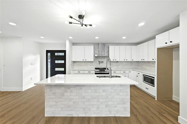 Building Photo - 815 Buckingham Pl
