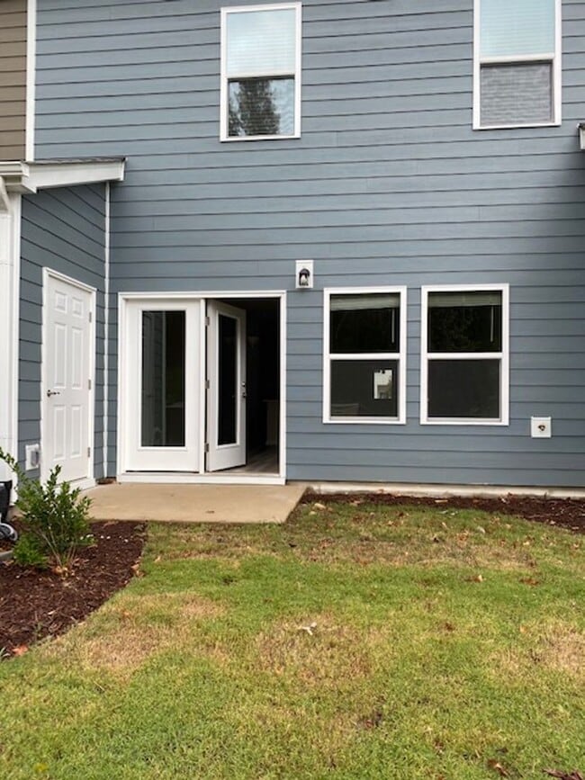 Building Photo - Like New Townhome in South & Main, Fuquay-Varina!