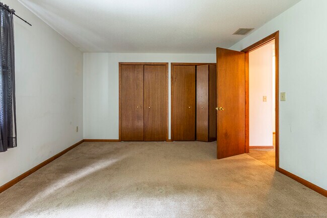 Building Photo - 1 Oak Frst Dr