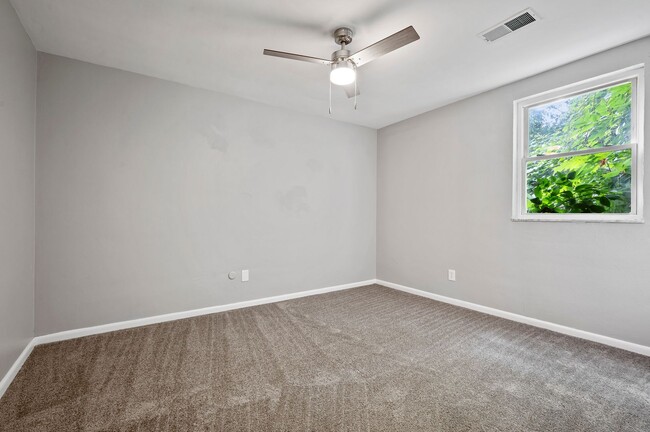 Building Photo - 4608 Coleridge St