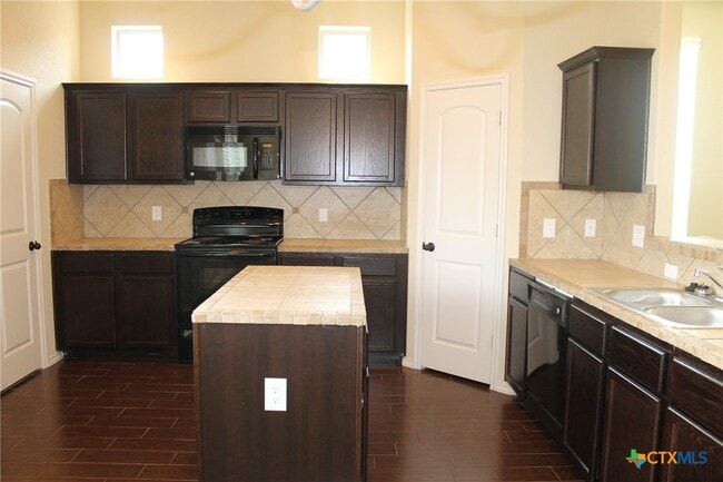 Building Photo - 665 Creekside Cir