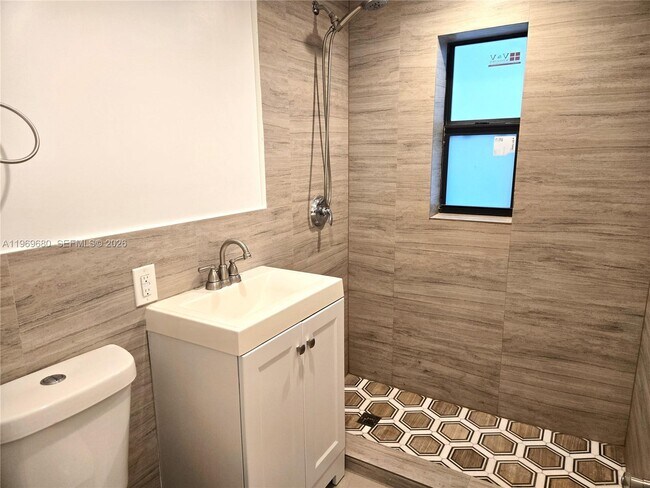 Building Photo - 323 SW 31st Ct