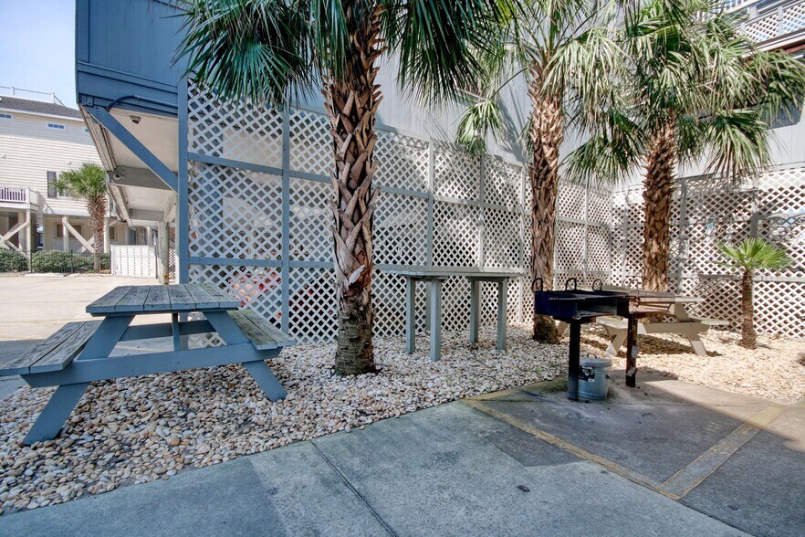 Building Photo - 627 N Waccamaw Dr