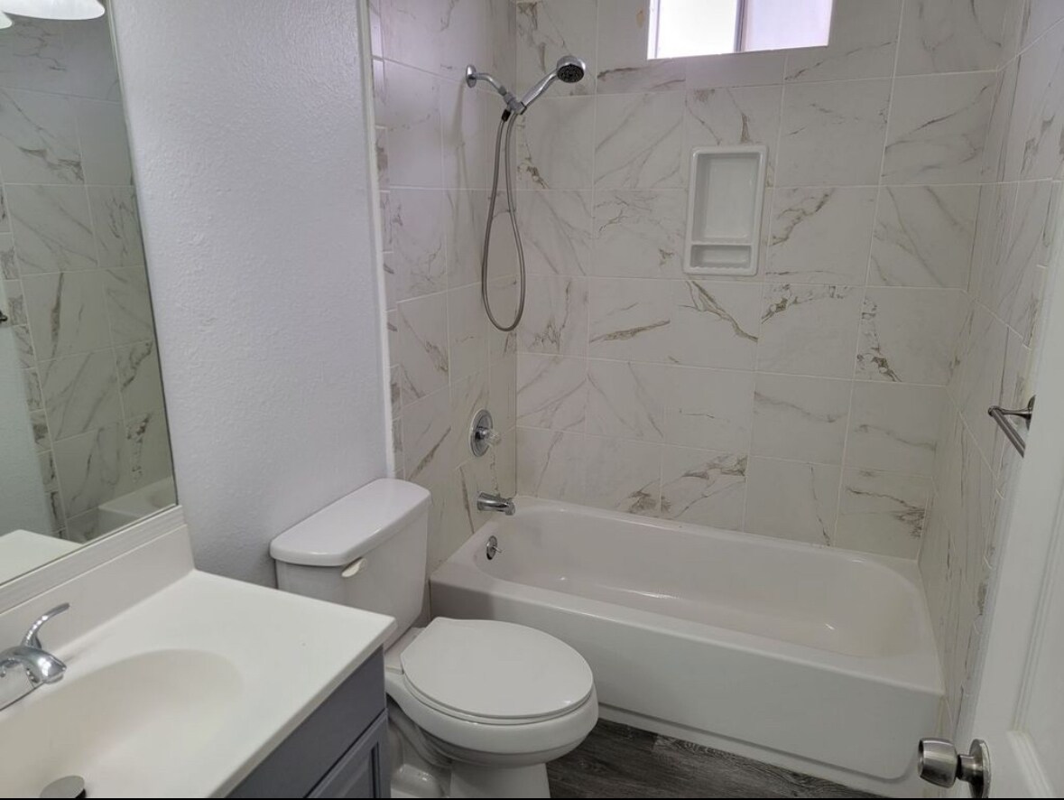 Building Photo - 2140 Riviera Blvd