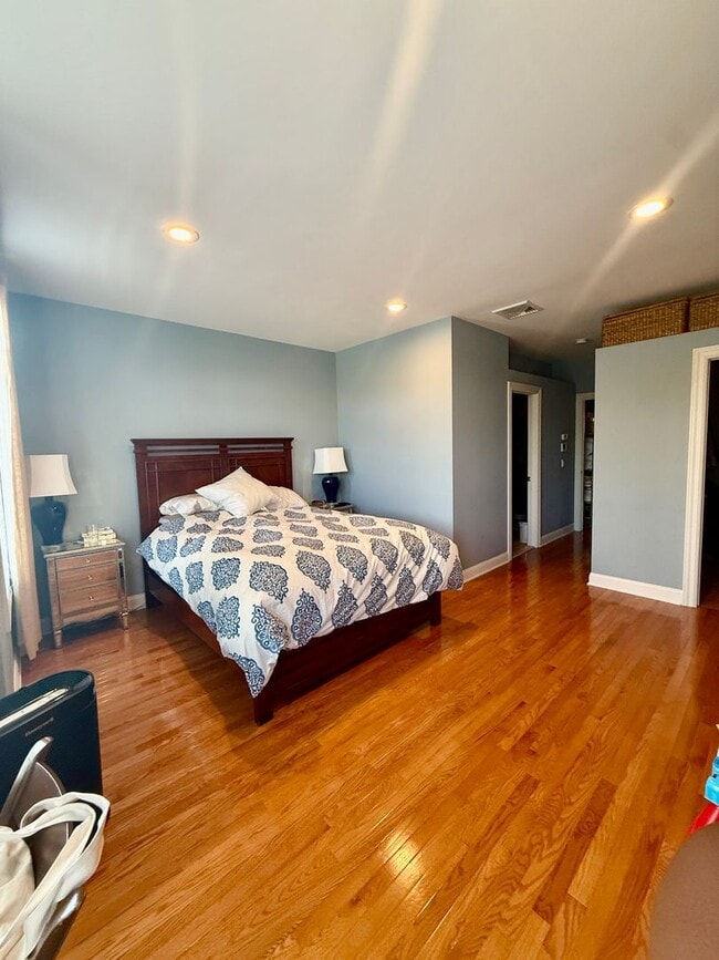 Building Photo - Spacious Townhouse Steps from Tarrytown Wa...
