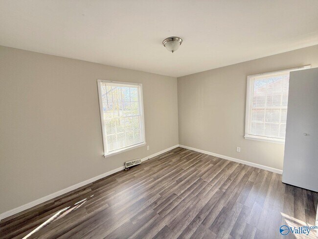 Building Photo - 1729 Laverne Dr NW