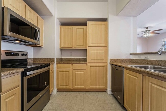 Building Photo - Beautiful Condo with Spacious Layout!