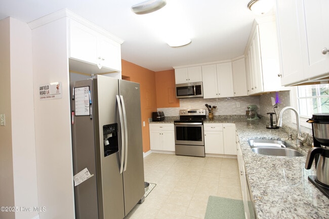 Building Photo - 215 S Pinehurst St