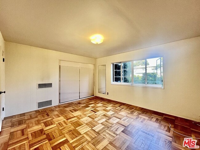 Building Photo - 5205 Village Green