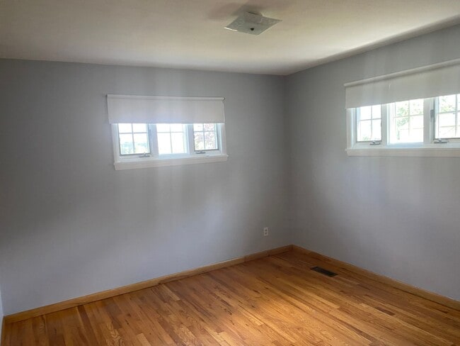 Building Photo - 3 Bedroom 1.5 Bathroom Single Family Home ...
