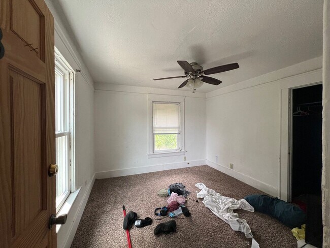 Building Photo - Over 2,000sf and 8 Bedrooms