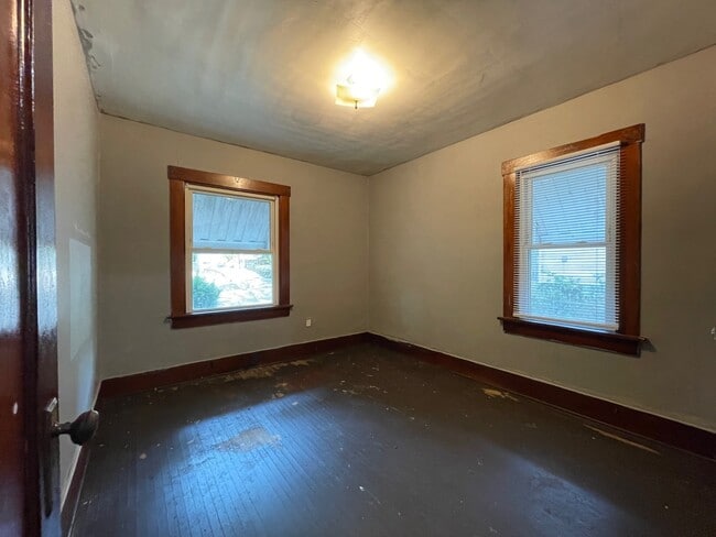 Building Photo - 1094 E Clay St