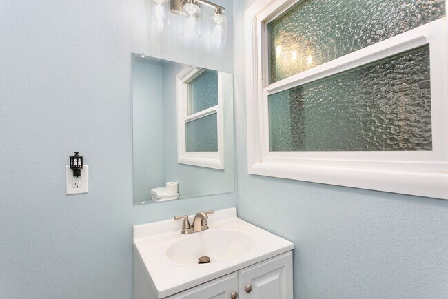 Building Photo - AVAILABLE FOR RENT – Beautiful 4BD / 3BA Home in Tacoma!