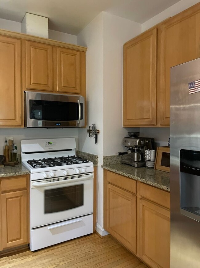 Building Photo - Three Bedroom Townhouse on Eisenhower Aven...