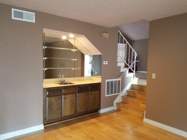 Building Photo - 15616 Lancelot Ave