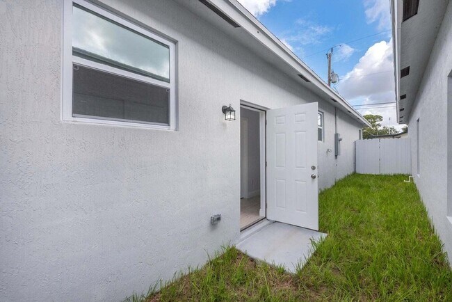 Building Photo - 2827 Saranac Ave